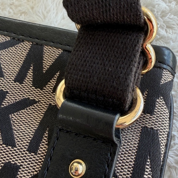 Michael Kors Black & Tan Signature Jacquard Canvas Crossbody Travel Purse - Picture 4 of 12